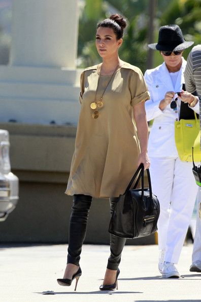Chic-or-Weak-Kim-Kardashian-In-Long-Tan-Tunic-and-Leggings_zpsdtabgiez.jpg
