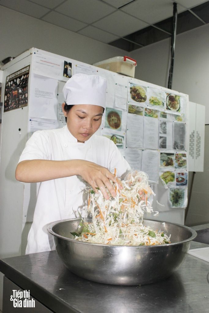 ĐỌC NHIỀU NHẤT tu vi 12 con giap thu 6 ngay 5/8/2016 hinh anh Xem tử vi 12 con giáp thứ 6 ngày 5/8/2016 04-08-2016 tu vi 12 cung hoang dao hinh anh Tử vi 12 cung hoàng đạo Thứ 6 ngày 5/8/2016 04-08-2016 gia-xang-giam-hinh-anh-1 Giá xăng giảm 600 đồng/lít từ 15 giờ chiều nay 04-08-2016 chăm sóc da hình ảnh Học lỏm 6 mẹo chăm sóc da của các siêu mẫu 04-08-2016 Ho Ngoc Ha va Hari Won hinh anh Hồ Ngọc Hà nhắn nhủ Hari Won: “Anh ấy muốn đi thì cho đi luôn” 04-08-2016 2015414_bancosansanglamchuyenay_06 Những tò mò xoay quanh “chuyện ấy” 04-08-2016 hanh-trinh-giam-can-ava Hành trình giảm cân lột xác đầy cảm hứng của cô gái Đức 04-08-2016 sap nha pho cua bac hinh anh 1 Hà Nội: Sập nhà 3 tầng ở phố Cửa Bắc, 2 người tử vong 04-08-2016 ho-tu-than-hinh-anh-1 Hố tử thần hàng chục mét chạy dài bờ kè kênh Nhiêu Lộc 04-08-2016 ngung hut thuoc la hinh anh 1 Những thay đổi kỳ diệu bên trong cơ thể khi bạn ngưng hút thuốc lá 04-08-2016 26-07-2016 | Câu chuyện & con người, Tin mới Ngôi trường ở Sài Gòn miễn học phí và cấp bằng quốc tế Không học phí. Không tốn tiền ăn. Không lo tiền ở. Được học tiếng Anh. Có văn bằng nghề bếp hay quản lý nhà hàng khách sạn tiêu chuẩn Đức. Có tương lai rộng mở. Đó là những điểm đặc biệt của ngôi trường Andre Mai Sen ở Sài Gòn andre mai sen hinh anh 1 Kỳ thi Trung học phổ thông Quốc Gia 2016 đã có kết quả. Trong số đó nhiều học sinh đang lo lắng: “Gia đình khó khăn, tiền đâu mình tiếp tục đi học lên cao?”. Thật ra, với nhiều người, học nghề cũng là một lựa chọn đáng cân nhắc. Các em sẽ học nghề và nhanh chóng có công việc ổn định trong khi bạn cùng tuổi tốt nghiệp đại học mà thất nghiệp. Ngoài nhân sự giỏi, nhiều công ty, xí nghiệp ở Việt Nam hiện nay cần thợ hơn thầy. Một trong những lĩnh vực đang “khát” thợ chuyên nghiệp mà các em có thể theo học là nghề bếp và nhà hàng khách sạn. TTGĐ tìm và giới thiệu tới các em ngôi trường Andre Mai Sen giữa lòng Sài Gòn. Đây là ngôi trường mà TTGĐ tin rằng các em nhà nghèo có thể tìm hiểu để gửi gắm tương lai mình. Ngôi trường lạ Đó là buổi sáng thứ Sáu, trời mưa tầm tã. Theo lời giới thiệu của bạn bè: “Có một nhà hàng Đức ở Q. Bình Thạnh có món Âu, đặc biệt là salad bơ tôm, rất ngon. Khung cảnh sạch sẽ và giá rẻ bất ngờ”, chúng tôi tìm đến nhà hàng Mai Sen Bistro nằm ở mặt tiền Trung tâm đào tạo Andre Mai Sen, 56 Nguyễn Văn Lạc, P. 19, Q. Bình Thạnh. Lúc này là 10 giờ sáng, nhưng tại đây vẫn còn hơn một chục khách thư thả ngồi ăn sáng, uống trà trong giai điệu nhẹ nhàng và mùi bánh mì thơm phức. Qua lớp cửa kính, tôi bắt gặp những người đứng bếp tầm 18–20 tuổi, mũ trắng, áo trắng đang bận rộn. Thấy tôi tò mò, ông Francis Văn Hội, chủ nhà hàng khoảng 65 tuổi, nói: “Đây chỉ là nhà hàng thực tập để tăng cơm gạo cho các em. Đúng ra đây là ngôi trường dạy nghề miễn phí”. Thầy Hội sáng lập trường đào tạo Andre Mai Sen năm 2014. Thầy vốn là Việt kiều Đức, từng là một Master Chef nổi tiếng với vài chục nhà hàng ở Đức. Khi nghỉ hưu, thầy về Việt Nam mở trường dạy nghề với hy vọng trao cho các em mồ côi, nhà nghèo một cơ hội thay đổi cuộc sống. Thầy trực tiếp đào tạo nghề nhà hàng khách sạn và nghề đầu bếp cho các em theo phương pháp đào tạo nghề của Cộng hòa Liên Bang Đức. Chương trình có dạy tiếng Anh do giáo viên người nước ngoài đảm nhiệm. Các em học nấu món Á, món Âu theo chương trình của Đức, thi bằng tiếng Anh dưới sự giám sát của Bộ Công nghiệp Đức và nhận bằng tiêu chuẩn Đức. Thầy thủ thỉ: “Văn bằng này được thế giới công nhận nên sau khi có bằng, các em không bị giới hạn ở Việt Nam mà có thể đi khắp các nước khối Á châu, Âu châu làm việc”. andre mai sen hinh anh 2 Những chiếc bánh mì do học trò làm được bày bán ngay tại nhà hàng 71 học trò trong ngôi trường học nghề miễn phí này là 71 số phận, đến từ khắp các tỉnh thành. Các em đều giống nhau ở chỗ là không có tiền học cao đẳng, đại học và khát khao có một nghề ổn định, yêu thích nghề đầu bếp và nhà hàng, khách sạn. Trong những học viên có mặt hôm đó, em Trần Văn Tài, và anh trai là Trần Văn Thành vào trường cùng một lúc, cách đây khoảng 4 tháng. Em chia sẻ: “Nhà em ở Quỳnh Lưu, Nghệ An. Cha mẹ nghèo, em câu cá, mực ngoài biển mà không đủ sống. Nhờ một cha xứ giới thiệu, em và anh Thành được vào Andre Mai Sen. Từ đó, hai anh em mới có nơi ăn ở, học hành mà không tốn tiền. Sau ba năm học ở đây, em ước hai anh em đi làm thuê, rồi mở quán ăn riêng, có nghề ổn định để lo cho mẹ. Với người tốt nghiệp cấp hai, cấp ba như anh em em, học nghề này không quá khó”. Thầy khó, trò được nhờ andre mai sen hinh anh 3 Nhờ thầy khó, trò mới được nhờ, mới vào nề nếp Đi từ khu nhà hàng đến khu bếp, phòng học, phòng nghỉ giữa giờ của các em, cuối cùng chúng tôi nán lại khu bếp nhỏ. Trong bếp thầy Hội còn trang bị loa để các em vừa tập nấu ăn vừa tự nghe tiếng Anh một cách vô thức. Khen gian bếp của thầy sạch, thầy lại “ối giời ơi” khiến mọi người có mặt ở đây cười nghiêng ngả: “Ối giời ơi, kinh khủng lắm, hò hét lắm mới thành thói quen đó con ơi. Hồi xưa ở nhà, các em chặt miếng gà trên cái thớt đặt dưới đất, bên phải là chuồng gà, bên trái là chuồng heo, đằng sau là cầu tiêu… Làm sao các em có khái niệm về vệ sinh an toàn thực phẩm? Bây giờ, các em phải khác. Để bếp sạch, thầy bắt các em cầm giẻ lau lên lau xuống. Đó là thói quen mà thầy bắt các em phải học. Các em ghét thầy lắm” (cười lớn). andre mai sen hinh anh 4 Sẽ bị thầy mắng khi không tuân thủ yêu cầu về vệ sinh thực phẩm